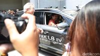 Momen Airlangga Jajal Mobil Listrik di Gaikindo Jakarta Auto Week