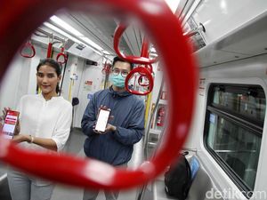 Naik LRT Makin Mudah dengan Alat Pembayaran Digital Naik LRT Makin Mudah dengan Alat Pembayaran Digital