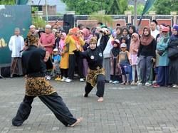 Ribuan Orang Ikuti Jalan Sehat Sarungan Puncak Hari Santri di Kota Pasuruan