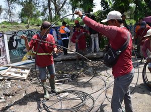 Kabel Utilitas 650 Meter Langgar Aturan Dibongkar Satpol PP Surabaya Kabel Utilitas 650 Meter Langgar Aturan Dibongkar Satpol PP Surabaya