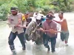 Video: Perjalanan Penuh Rintangan Polisi Maluku Mengawal Kotak Suara