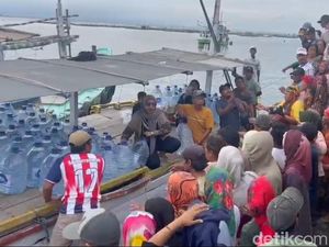 24 Ribu Liter Air Bersih Didistribusikan ke Pulau Gili Ketapang Probolinggo