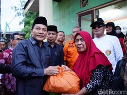 Plt Bupati Sidoarjo Bagikan Bantuan untuk Korban Puting Beliung di Waru