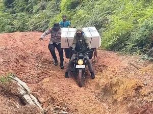 Polisi di Maluku Terjang Sungai-Jalan Rusak Parah demi Kawal Kotak Suara Polisi di Maluku Terjang Sungai-Jalan Rusak Parah demi Kawal Kotak Suara