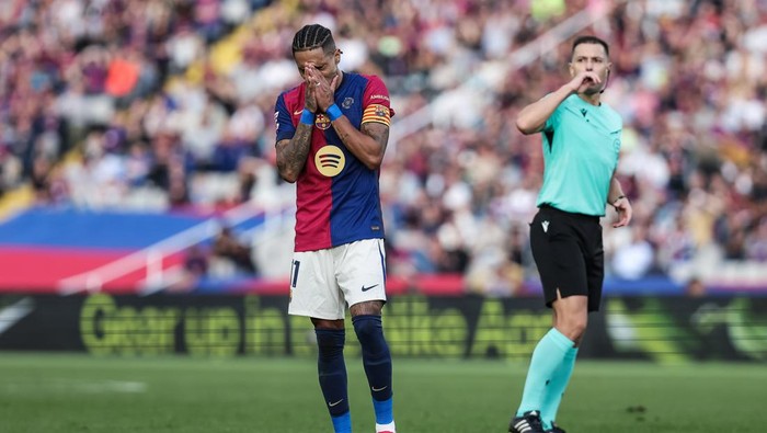 BARCELONA, SPAIN - NOVEMBER 30: Raphinha Dias Belloli of FC Barcelona laments during the Spanish league, La Liga EA Sports, football match played between FC Barcelona and UD Las Palmas at Estadio Olimpico de Montjuic on November 30, 2024 in Barcelona, Spain. (Photo By Javier Borrego/Europa Press via Getty Images)
