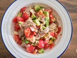 Resep Salad Tuna Alpukat dan Tomat yang Segar Untuk Menu Diet