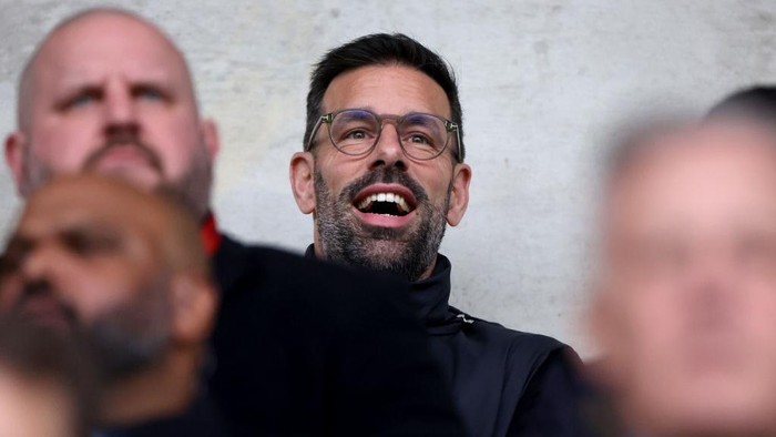 BRENTFORD, ENGLAND - NOVEMBER 30: Ruud van Nistelrooy, Manager of Leicester City, reacts prior to the Premier League match between Brentford FC and Leicester City FC at Gtech Community Stadium on November 30, 2024 in Brentford, England. (Photo by Alex Pantling/Getty Images)