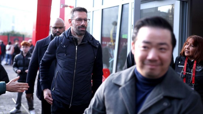  Newly appointed Leicester City Manager Ruud van Nistelrooy arrives at the stadium to watch from the stands with owner Aiyawatt Srivaddhanaprabha during the Premier League match between Brentford FC and Leicester City FC at Gtech Community Stadium on November 30, 2024 in Brentford, England. (Photo by Alex Pantling/Getty Images)