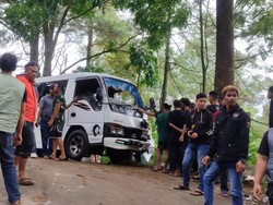 Bus Terguling di Jalur Wisata Puncak Bogor, 1 Orang Tewas dan 18 Terluka