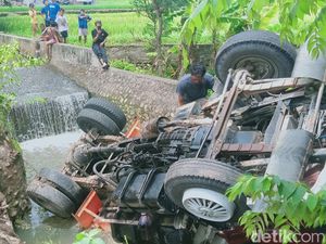 Parkir Ganti Ban, Truk Pasir Terguling ke Parit di Karanganom Klaten Parkir Ganti Ban, Truk Pasir Terguling ke Parit di Karanganom Klaten
