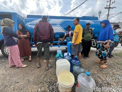Kalang Kabut Warga Medan Cari Pasokan Air gegara Pipa Rusak di Sibolangit