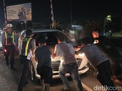 Sigra Diterjang KA Dhoho di Kediri, Begini Penjelasan KAI Daop 7 Madiun