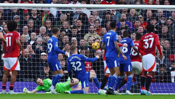 Soccer Football - Premier League - Manchester United v Everton - Old Trafford, Manchester, Britain - December 1, 2024  Evertons Jarrad Branthwaite deflects the ball in his own net from a shot from Marcus Rashford for Manchester Uniteds first goal REUTERS/Molly Darlington EDITORIAL USE ONLY. NO USE WITH UNAUTHORIZED AUDIO, VIDEO, DATA, FIXTURE LISTS, CLUB/LEAGUE LOGOS OR LIVE SERVICES. ONLINE IN-MATCH USE LIMITED TO 120 IMAGES, NO VIDEO EMULATION. NO USE IN BETTING, GAMES OR SINGLE CLUB/LEAGUE/PLAYER PUBLICATIONS. PLEASE CONTACT YOUR ACCOUNT REPRESENTATIVE FOR FURTHER DETAILS..