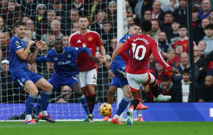 Soccer Football - Premier League - Manchester United v Everton - Old Trafford, Manchester, Britain - December 1, 2024  Manchester Uniteds Marcus Rashford scores their first goal Action Images via Reuters/Lee Smith EDITORIAL USE ONLY. NO USE WITH UNAUTHORIZED AUDIO, VIDEO, DATA, FIXTURE LISTS, CLUB/LEAGUE LOGOS OR LIVE SERVICES. ONLINE IN-MATCH USE LIMITED TO 120 IMAGES, NO VIDEO EMULATION. NO USE IN BETTING, GAMES OR SINGLE CLUB/LEAGUE/PLAYER PUBLICATIONS. PLEASE CONTACT YOUR ACCOUNT REPRESENTATIVE FOR FURTHER DETAILS..