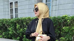 7 Gaya Nyentrik Syahrini Pakai Perhiasan Hingga Tas Emas, Curi Atensi