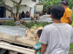 Tembok 20 Meter di Makassar Roboh Timpa 4 Motor-4 Gerobak Jualan Warga