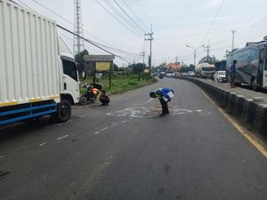 Pemotor Tewas Terlindas Truk Tronton di Jalur Arteri Mojokerto Pemotor Tewas Terlindas Truk Tronton di Jalur Arteri Mojokerto