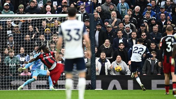 Soccer Football - Premier League - Tottenham Hotspur v Fulham - Tottenham Hotspur Stadium, London, Britain - December 1, 2024 Tottenham Hotspur's Brennan Johnson scores their first goal REUTERS/Dylan Martinez EDITORIAL USE ONLY. NO USE WITH UNAUTHORIZED AUDIO, VIDEO, DATA, FIXTURE LISTS, CLUB/LEAGUE LOGOS OR 'LIVE' SERVICES. ONLINE IN-MATCH USE LIMITED TO 120 IMAGES, NO VIDEO EMULATION. NO USE IN BETTING, GAMES OR SINGLE CLUB/LEAGUE/PLAYER PUBLICATIONS. PLEASE CONTACT YOUR ACCOUNT REPRESENTATIVE FOR FURTHER DETAILS..