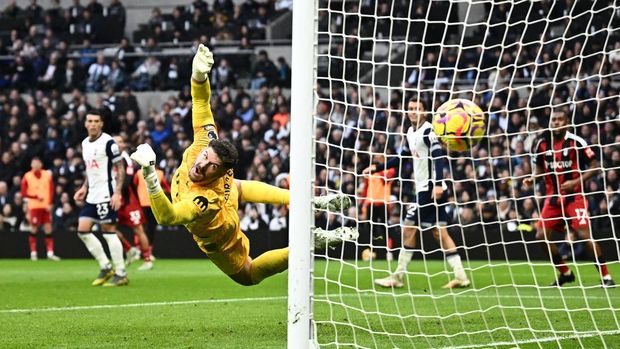 Soccer Football - Premier League - Tottenham Hotspur v Fulham - Tottenham Hotspur Stadium, London, Britain - December 1, 2024 Fulham's Tom Cairney scores their first goal REUTERS/Dylan Martinez EDITORIAL USE ONLY. NO USE WITH UNAUTHORIZED AUDIO, VIDEO, DATA, FIXTURE LISTS, CLUB/LEAGUE LOGOS OR 'LIVE' SERVICES. ONLINE IN-MATCH USE LIMITED TO 120 IMAGES, NO VIDEO EMULATION. NO USE IN BETTING, GAMES OR SINGLE CLUB/LEAGUE/PLAYER PUBLICATIONS. PLEASE CONTACT YOUR ACCOUNT REPRESENTATIVE FOR FURTHER DETAILS..