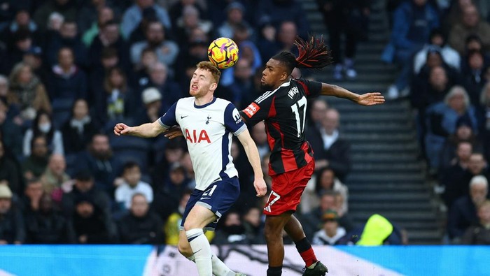 Soccer Football - Premier League - Tottenham Hotspur v Fulham - Tottenham Hotspur Stadium, London, Britain - December 1, 2024 Tottenham Hotspurs Dejan Kulusevski in action with Fulhams Alex Iwobi Action Images via Reuters/Andrew Boyers EDITORIAL USE ONLY. NO USE WITH UNAUTHORIZED AUDIO, VIDEO, DATA, FIXTURE LISTS, CLUB/LEAGUE LOGOS OR LIVE SERVICES. ONLINE IN-MATCH USE LIMITED TO 120 IMAGES, NO VIDEO EMULATION. NO USE IN BETTING, GAMES OR SINGLE CLUB/LEAGUE/PLAYER PUBLICATIONS. PLEASE CONTACT YOUR ACCOUNT REPRESENTATIVE FOR FURTHER DETAILS..
