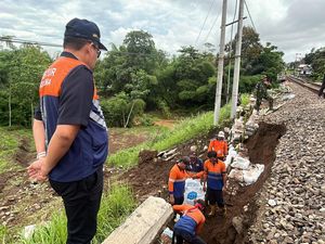 PT KAI Daop 8 Surabaya Lakukan Normalisasi Jalur KA Usai Longsor di Blitar PT KAI Daop 8 Surabaya Lakukan Normalisasi Jalur KA Usai Longsor di Blitar