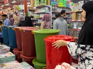 Kesulitan Dapat Air, Warga Medan Johor Borong Ember untuk Tampung Hujan Kesulitan Dapat Air, Warga Medan Johor Borong Ember untuk Tampung Hujan