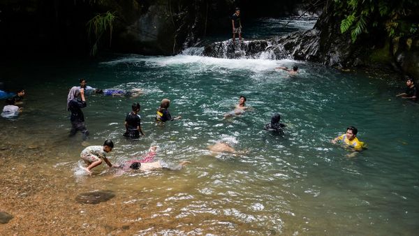 Merasakan Kesejukan Wisata Curug Leuwi Mangrod