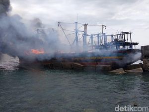 2 Kapal Nelayan Terbakar di Dermaga PT Pasifik Masami Indonesia Banyuwangi 2 Kapal Nelayan Terbakar di Dermaga PT Pasifik Masami Indonesia Banyuwangi