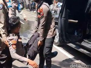 Demo Hari Papua Merdeka di Makassar Ricuh, 1 Polisi Terluka Demo Hari Papua Merdeka di Makassar Ricuh, 1 Polisi Terluka