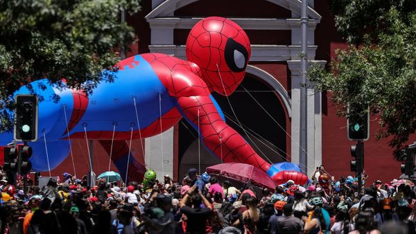 Balon Raksasa Kartun hingga Superhero Meriahkan Sambut Natal di Chile