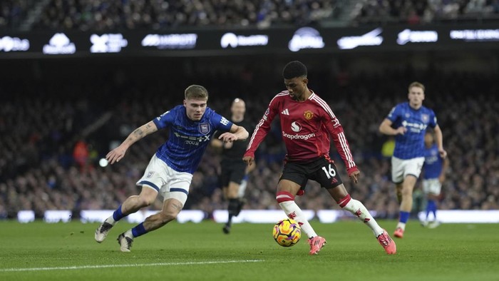 Manchester United's Amad Diallo, right, and Ipswich Town's Leif Davis compete for the ball during the English Premier League soccer match between Ipswich Town and Manchester United at Portman Road stadium in Ipswich, England, Sunday, Nov. 24, 2024. (AP Photo/Dave Shopland)