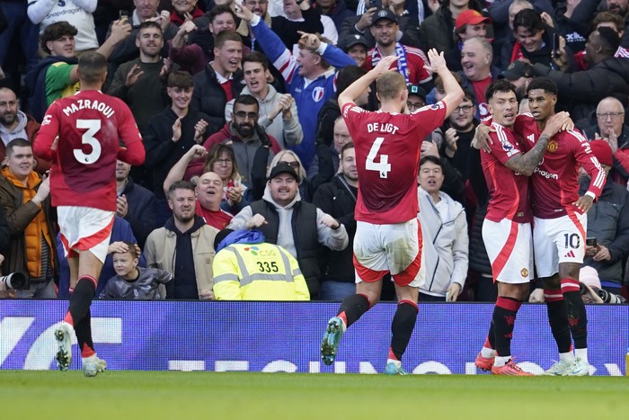 Manchester Uniteds Marcus Rashford, right, celebrates with teammates after scoring during the English Premier League soccer match between Manchester United and Everton at the Old Trafford stadium in Manchester, England, Sunday, Dec. 1, 2024. (AP Photo/Dave Thompson)