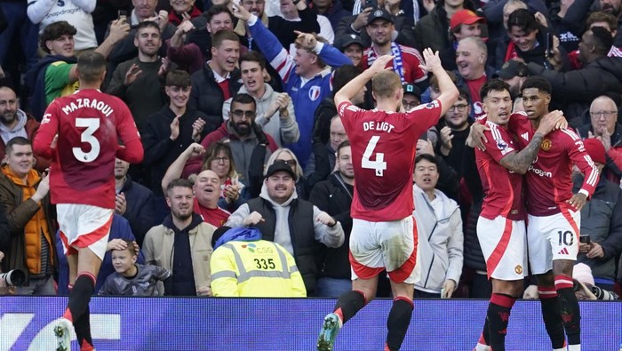 Manchester Uniteds Marcus Rashford, right, celebrates with teammates after scoring during the English Premier League soccer match between Manchester United and Everton at the Old Trafford stadium in Manchester, England, Sunday, Dec. 1, 2024. (AP Photo/Dave Thompson)