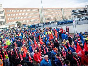 Buntut Penutupan Pabrik, Ribuan Pekerja Volkswagen Jerman Mogok Kerja
