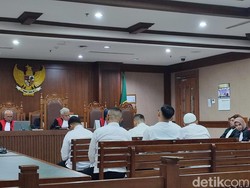 Dituntut 6 Tahun Bui, Eks Plt Karutan KPK Nangis Minta Dihukum Ringan