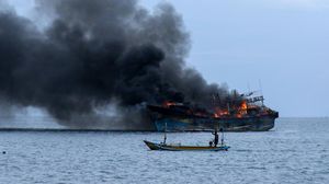 Dua Kapal Nelayan Terbakar di Selat Bali
