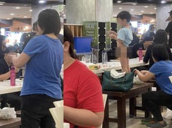 Duh! Wanita Ini Ganti Popok Anak di Kopitiam yang Penuh Orang Makan