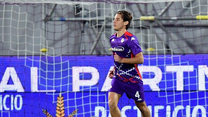 Soccer Football - Serie A - Fiorentina v Inter Milan - Stadio Artemio Franchi, Florence, Italy - December 1, 2024 Fiorentinas Edoardo Bove during the warm up before the match REUTERS/Jennifer Lorenzini