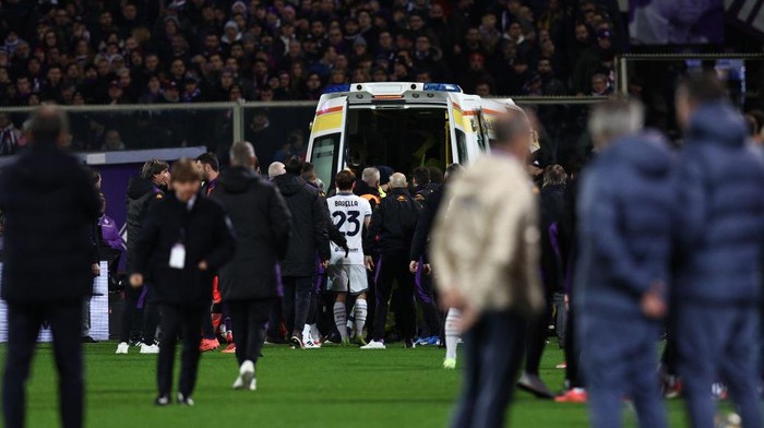 FLORENCE, ITALY - DECEMBER 01: Edoardo Bove of Fiorentina is taken in an ambulance after passing out during the Serie A match between Fiorentina and Inter at Stadio Artemio Franchi on December 01, 2024 in Florence, Italy. (Photo by Image Photo Agency/Getty Images)