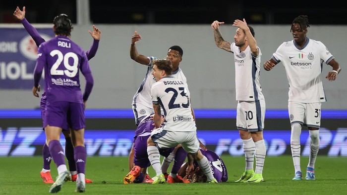 FLORENCE, ITALY - DECEMBER 1: Edoardo Bove of ACF Fiorentina collapses to the ground and is about to be transported to hospital during the Serie A match between Fiorentina and FC Internazionale at Stadio Artemio Franchi on December 1, 2024 in Florence, Italy. (Photo by Gabriele Maltinti/Getty Images)