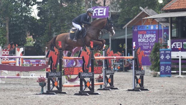 Erwin Muhammad Yoga dengan kuda Count Contend pada Sarga CSI 1 FEI Jumping World Cup SEA League 2024 seri II yang berlangsung di Arthayasa Stables, Depok, Minggu (1/12).