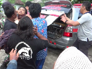 Video: Momen Dramatis Evakuasi Pria Tercebur ke Sumur Sedalam 10 Meter Video: Momen Dramatis Evakuasi Pria Tercebur ke Sumur Sedalam 10 Meter