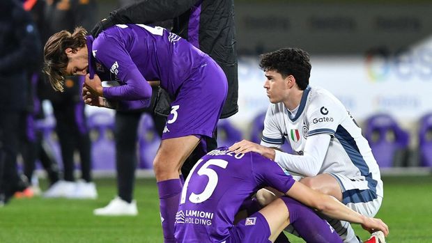 Soccer Football - Serie A - Fiorentina v Inter Milan - Stadio Artemio Franchi, Florence, Italy - December 1, 2024 Fiorentina's Andrea Colpani, Pietro Comuzzo and Inter Milan's Alessandro Bastoni react as Edoardo Bove receives medical attention REUTERS/Jennifer Lorenzini