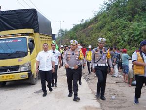 Jalan Lintas Riau-Sumbar Tutup Total Akibat Longsor, Ini Jalur Alternatifnya Jalan Lintas Riau-Sumbar Tutup Total Akibat Longsor, Ini Jalur Alternatifnya