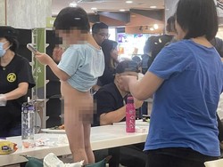 Menjijikkan! Ibu Ini Santuy Gantiin Popok di Tengah Food Court