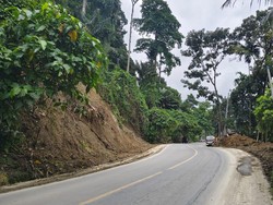 Jalan Medan-Berastagi Dibuka Hari ini, Petugas Masih Bersihkan Sisa Longsor