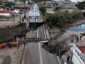 Penampakan Jembatan Putus-Hotel Rusak Akibat Banjir di Yunani Penampakan Jembatan Putus-Hotel Rusak Akibat Banjir di Yunani