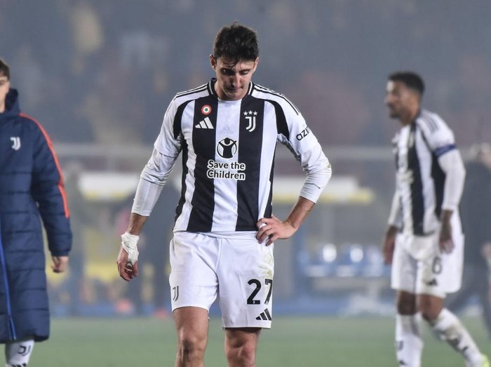 LECCE, ITALY - DECEMBER 01: Andrea Cambiaso of Juventus looks dejected after the Serie A match between Lecce and Juventus at Stadio Via del Mare on December 01, 2024 in Lecce, Italy. (Photo by Ivan Romano/Getty Images)