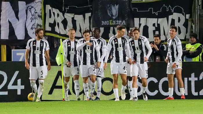 LECCE, ITALY - DECEMBER 01: Andrea Cambiaso of Juventus celebrates after the goal during the Serie A match between Lecce and Juventus at Stadio Via del Mare on December 01, 2024 in Lecce, Italy. (Photo by Donato Fasano/Getty Images)