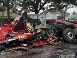 5 Fakta Kabin Truk Hancur Tergencet Muatan Besi 52 Ton di Rembang